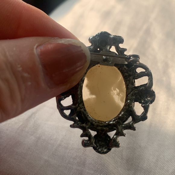 Vintage cameo pin - Picture 6 of 7